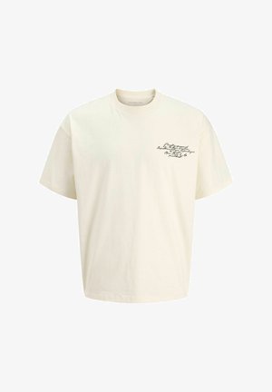 Valge varjundiga lühikeste varrukatega T-särk, mille vasakul rinnal on väike must kursiivkirjas tekst, ümar kaelusega ja lõdva istuvusega.