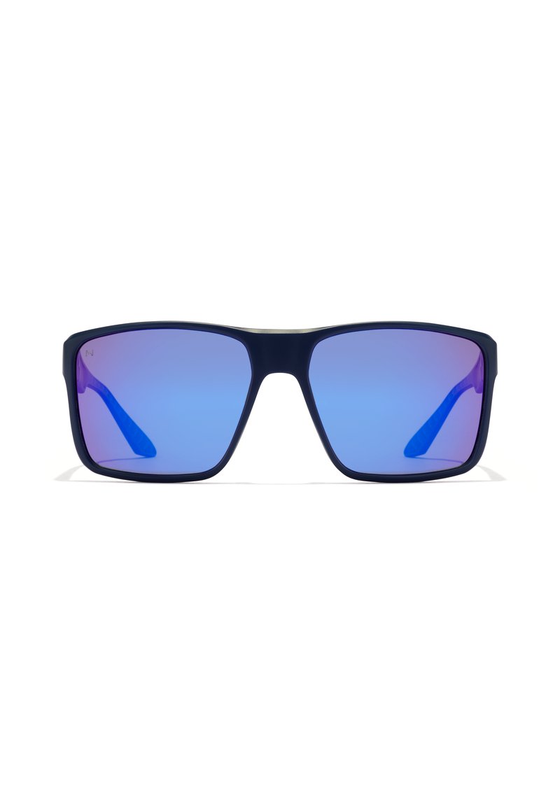 Occhiali da sole rettangolari neri con lenti blu a gradiente, caratterizzati da una superficie liscia e un design a montatura robusta.