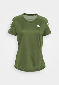 Camiseta deportiva verde fabricada con tejido transpirable. Presenta mangas cortas, cuello redondo, detalles de malla y tres franjas blancas en los hombros.