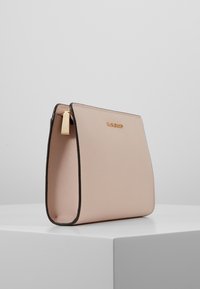 Borsa sintetica rosa con un design strutturato, bordi neri a contrasto e un accento in metallo dorato. Texture liscia con una finitura pulita.