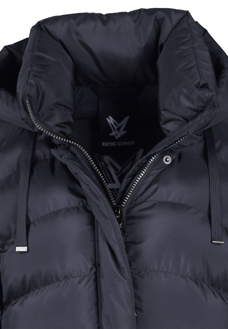 Navyblau gesteppte Jacke mit hohem Kragen, Reißverschluss und verstellbaren Kordeln. Verfügt über eine gesteppte Textur und Metallakzente.