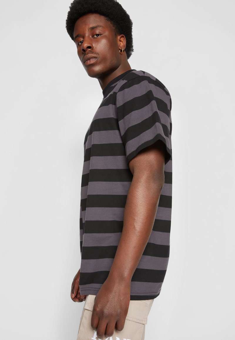 Damen T-Shirts | Karl Kani UNISEX SMALL SIGNATURE SPLIT STRIPE TEE T-Shirt print dark grey/dunkelgrau - GD50506 Damen T-Shirts | Karl Kani UNISEX SMALL SIGNATURE SPLIT STRIPE TEE T-Shirt print dark grey/dunkelgrau - GD50506