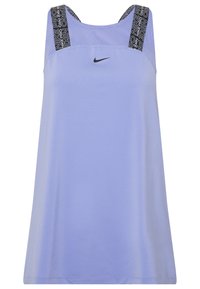 Světlofialové sportovní tílko bez rukávů s texturovanými ramínky, na nichž je černé logo "NIKE PRO" a na přední straně malá černá značka Nike.