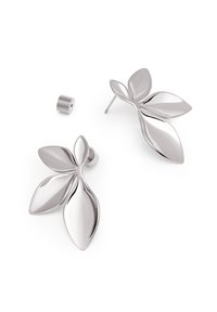 Pendientes en forma de hoja de plata con un acabado pulido; cuentan con pétalos alargados y un diseño de cierre trasero para un uso seguro.