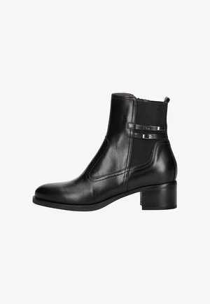 Zwarte leren enkelboot met een ronde neus, elastische zijpanelen en een lage blokhak. Bevat subtiele stiksels en een metalen accent.
