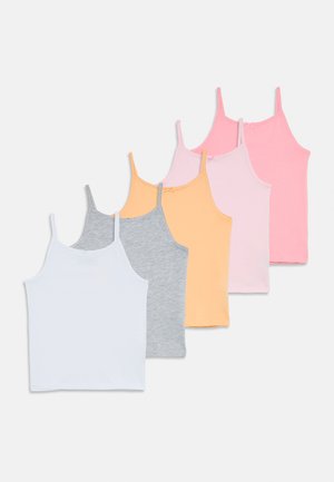 Cinco camisetas sin mangas en blanco, gris, amarillo, rosa claro y rosa, organizadas en una pila escalonada sobre un fondo blanco.
