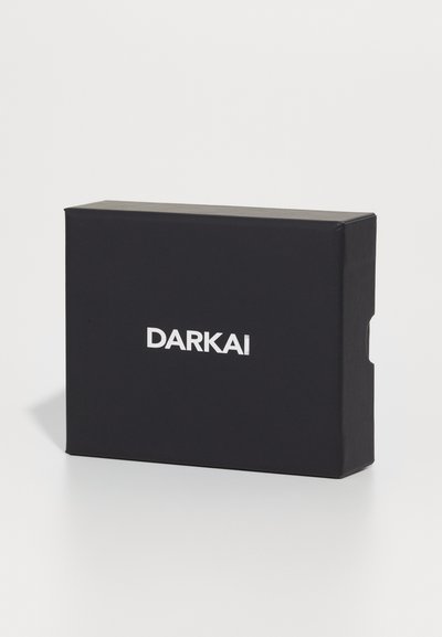 Boîte rectangulaire noire avec le logo "DARKAI" blanc centré sur un fond clair uni.