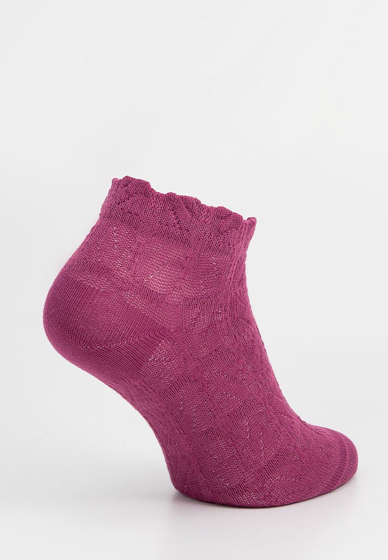Skarpetka długości do kostki w fioletowym kolorze, wykonana na drutach, z falbaniastym elastycznym mankietem i subtelną teksturą wzoru.