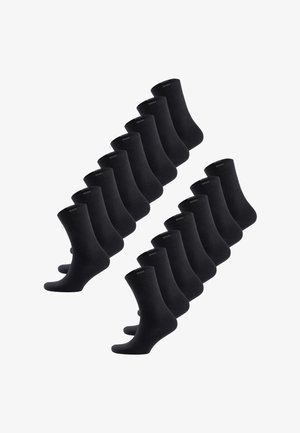 Fünfzehn Paar schlichte schwarze Socken in Knöchellänge, angeordnet in drei diagonalen Reihen auf weißem Hintergrund.