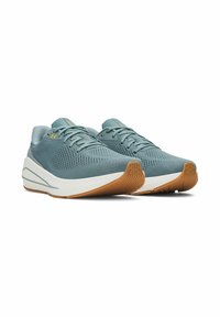 Scarpe da ginnastica di colore blu chiaro con una tomaia in rete, una soletta bianca imbottita e una suola in gomma color beige con un battistrada a motivi.