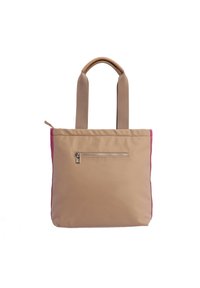 Bolsa de tote de nylon beige con dos asas de tela, detalles en rosa y un bolsillo con cremallera en la parte frontal. Textura suave, forma rectangular, diseño casual.