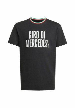 Sort kortærmet t-shirt med teksten "GIRO DI MERCEDES" i hvid og en krave med grønne, hvide og røde striber.