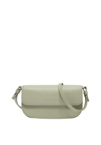 Helle grüne Leder-Crossbody-Tasche mit Klappenverschluss, verstellbarem Schulterriemen und eingraviertem Markennamen auf der Vorderseite. Glatte Textur, minimalistisches Design.
