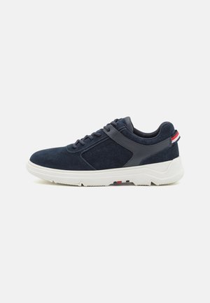 Sneaker in suede blu navy con finitura testurizzata, suola in gomma bianca e strisce decorative rosse e bianche sul tallone. Design con lacci.
