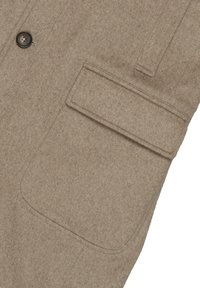 Brązowa, fakturowana wełniana tkanina z guzikiem u góry oraz dużą, płaską kieszenią z przodu, z prostymi krawędziami i starannymi szwami.