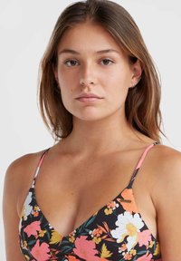Top bikini floreale con base nera, caratterizzato da fiori rosa, bianchi e gialli. Spalline sottili e regolabili e design a V.
