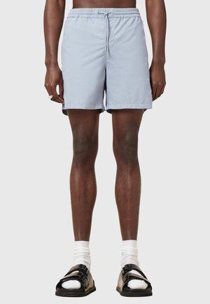 Ljusblå badshorts gjorda av lättviktigt tyg, med elastisk midja och snörning, samt en avslappnad passform.