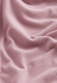 Tessuto a coste rosa chiaro con una consistenza morbida, caratterizzato da linee parallele. Il materiale appare leggero e si drappeggia dolcemente.