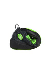 Zwarte en grijze gestructureerde schoen met een groene accent. Heeft een afgerond ontwerp, rubberen zool en verstelbare band. Lichtgewicht en flexibel.