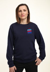 Felpa blu navy in cotone, con una grafica testuale colorata nella zona sinistra del petto. Maniche lunghe con polsini a coste.