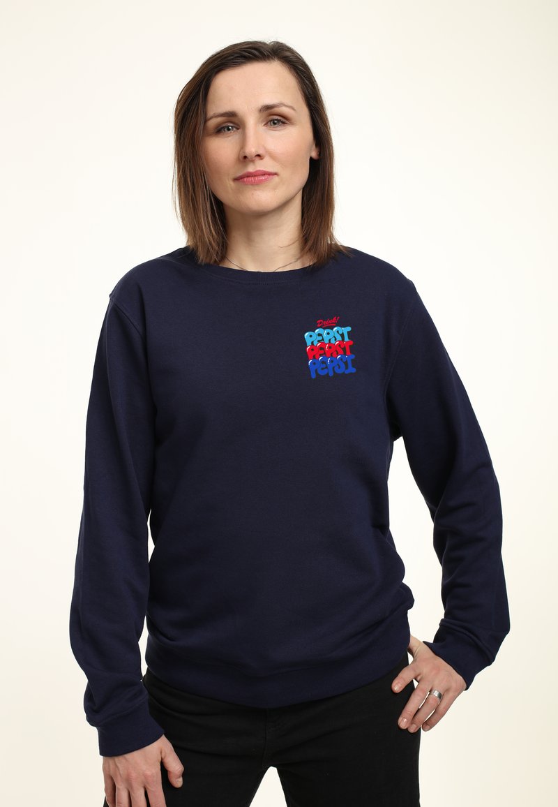Felpa blu navy in cotone, con una grafica testuale colorata nella zona sinistra del petto. Maniche lunghe con polsini a coste.