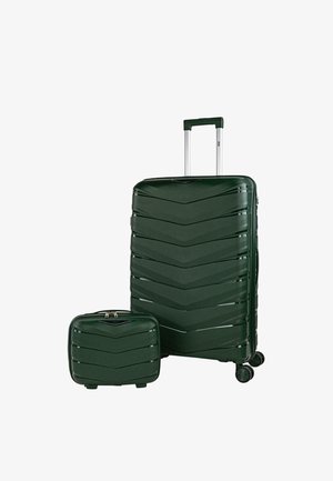 Juego de equipaje rígido verde con patrones en forma de chevron, que incluye una maleta grande y una más pequeña de mano, ambas equipadas con ruedas y asa retráctil.