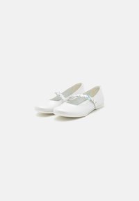 Weiße Ballerinas mit einem glatten Lederobermaterial, runder Zehenpartie und einem verstellbaren Riemen mit mehrfarbigen Blumenakzenten. Flaches Design.