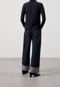 ADOLFO DOMINGUEZ Stickad tröja - dark blue