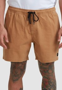 Pantaloni corti leggeri marroni con vita elasticizzata e cordino nero, dotati di una tasca laterale e dettaglio del logo.