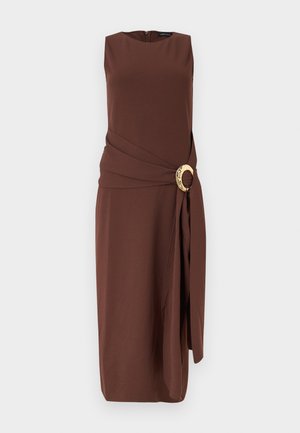 Ermeløs brun midikjole med båthals, drapert midjedetalj festet med en stor teksturert gullring på høyre side.