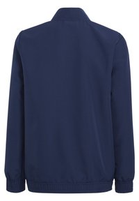 Marineblauwe jas met een kraag, elastische manchetten en tailleband. Kenmerkt zich door een gladde stoftextuur, ontworpen voor een casual pasvorm.