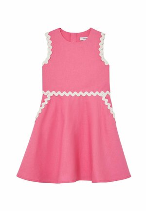Mouwloze roze jurk met witte zigzagbies langs de armsgaten, taille en roktassen, met een ronde halslijn en uitlopende rok.