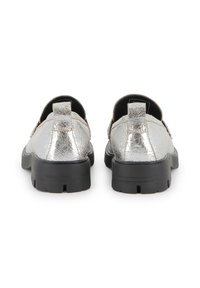 Zilveren gescheurde leren schoenen met zwarte rubberen zolen en hak, voorzien van een treklabel aan de achterkant voor eenvoudig aan- en uittrekken. Een suède voering maakt het ontwerp compleet.