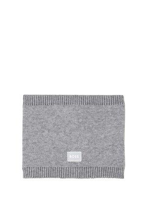 Gaiter de cou en tricot gris avec des bords côtelés et une petite étiquette rectangulaire présentant le logo "BOSS" à l'avant. Texture douce partout.