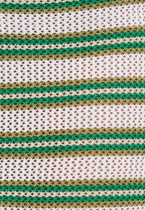 Tekstilinis audinys su atvira tinklo struktūra, featuring pakaitomis juostomis baltos, žalios ir rudos spalvos. Lygus paviršius ir lengvas išvaizda.