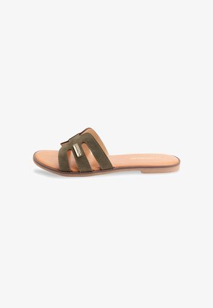 Sandales à glissière en daim vert avec trois larges brides et une semelle plate en tan. Présente un petit logo doré sur une des brides.