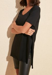 Trendyol Jednoduché tričko - black