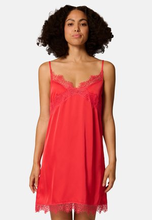 Rode satijnen slipjurk met kanten afwerking langs de halslijn en zoom, voorzien van dunne verstelbare bandjes en een ontspannen pasvorm.