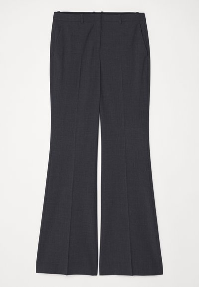 Dunkelgraue, ausgestellte Hose aus strukturiertem Stoff mit Fronttaschen, flachem Vorderteil und Gürtelschlaufen am Bund. Keine sichtbaren Verschlüsse.