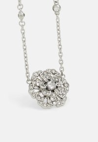 Zilveren ketting met een bloemvormige hanger versierd met heldere rhinestones en een centrale edelsteen, hangt aan een delicate ketting.