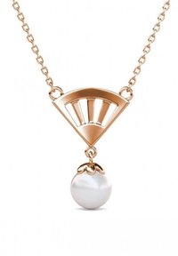 Collana in oro rosa con pendente triangolare con design a intaglio e una goccia di perla bianca, che mette in risalto una forma rotonda e liscia.
