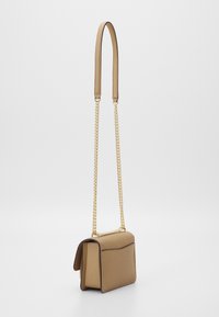 MICHAEL Michael Kors CLAIRE - Axelremsväska - camel