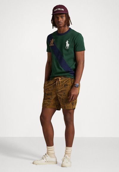 Polo Ralph Lauren CUSTOM SLIM FIT 20TH ANNIVERSARY T-SHIRT - T-shirt med print - vintage pine/newport navy
