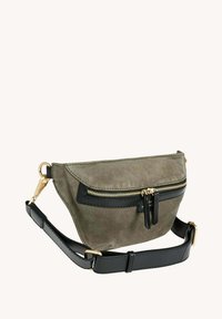 Sac banane en daim vert avec des finitions en cuir noir et une fermeture éclair dorée, dotée d'une sangle ajustable et d'un détail de poche avant.