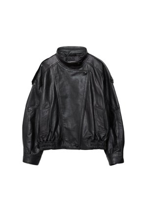 Zwarte leren bikerjack met asymmetrische ritssluiting aan de voorkant, kraag met drukknopen, twee voorzakken en detail van elastische tailleband.