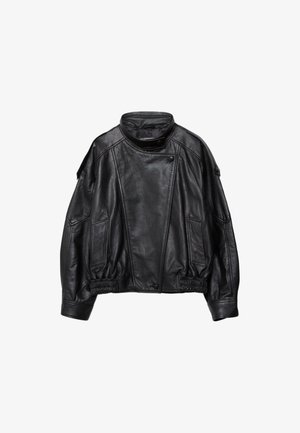 Veste de motard en cuir noir avec fermeture éclair asymétrique à l'avant, col à boutons-pression, deux poches avant et détail de taille élastique.