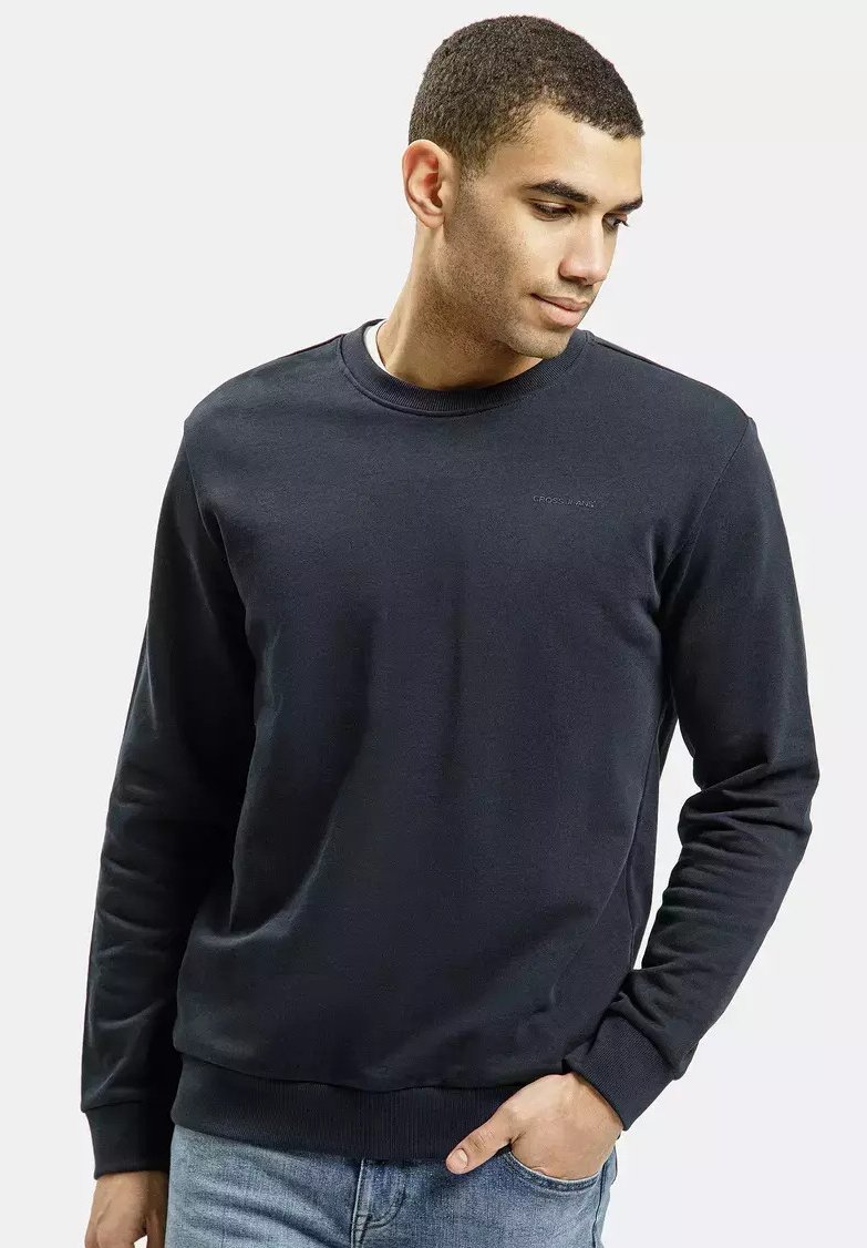 Ciemnoszara bluza z okrągłym dekoltem, wykonana z mieszanki bawełny, z długimi rękawami, ściągaczami oraz subtelnym logo na klatce piersiowej. Miękka w dotyku.