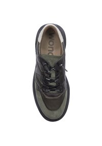 Zapatilla en verde oscuro y negro con cuero texturizado y acentos de ante, presenta cordones negros y un cuello acolchado. El interior tiene una plantilla con marca.