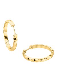 Goldene Creolen mit einem gedrehten Design; verfügen über eine strukturierte Oberfläche und einen sicheren Federverschluss. Erhältlich in zwei Größen: klein und mittel.