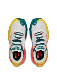 Zapatillas deportivas para hombre con parte superior de malla blanca, acentos en turquesa y amarillo, suelas multicolores y cordones en contraste. Presenta un logo en la lengüeta.